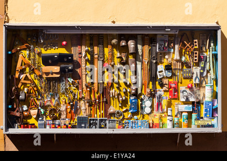 Ironmongers Vitrine an der Wand außerhalb des Ladens in San Cristobal De La Laguna, Teneriffa, Kanarische Inseln, Spanien, Stockfoto