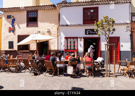 Cafés mit Tischen und Stühlen außerhalb in der Altstadt von San Cristóbal De La Laguna, Teneriffa, Kanarische Inseln, Spanien Stockfoto