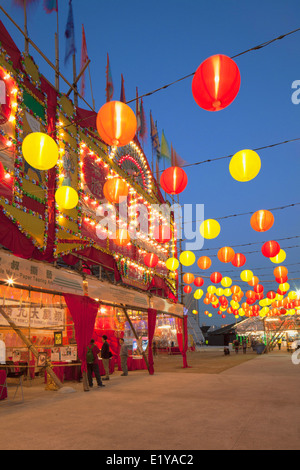 West Kowloon Bambus Theatre bei Dämmerung, Kowloon, Hong Kong Stockfoto