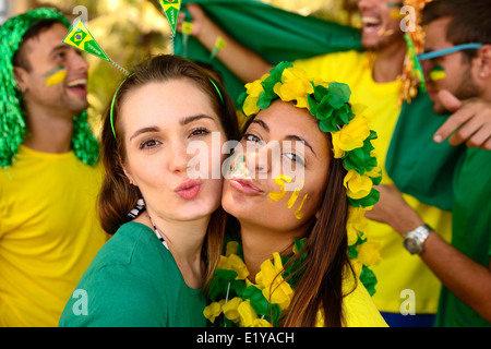 Gruppe von brasilianischen Mädchen-Fußball-Fans zum Gedenken an Sieg posiert küssen. Stockfoto