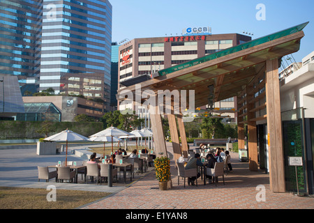 Freiluft-Café im Park vor Zero Carbon Gebäude, Kowloon Bay, Kowloon, Hong Kong Stockfoto