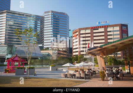 Freiluft-Café im Park vor Zero Carbon Gebäude, Kowloon Bay, Kowloon, Hong Kong Stockfoto