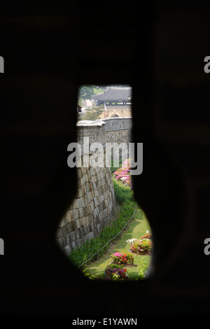 Ansicht des Hwaseomun aus Nord-West-GunTower von Suwon Hwaseong Stockfoto