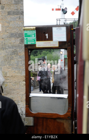 Passagiere warten auf den Dampf Bord trainieren auf der North Yorkshire Moors Railway, uk Stockfoto
