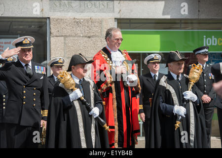 Die jährliche Frredom von Helston-Parade, wo Personal unter dem Kommando von Captain Mark Garrat in Helston Parade Stockfoto