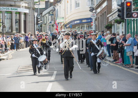 Helston, Cornwall, UK. 11. Juni 2014. Die Feedom Helston Parade statt jährlich in der Stadt seit 1958. Männer und Frauen unter dem Kommando von Captain Mark Garrett von HMS Seahawk(RNAS Culdrose) vorgeführt, dann marschierten durch die Stadt, den Gruß von Bürgermeister Mike Thomas zu nehmen. Die RNAS Culdrose Band März stolz vor den Massen Credit: Bob Sharples/Alamy Live News Stockfoto