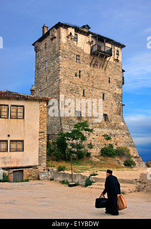 Mönch vom Berg Athos, vorbei an den Turm Ouranoupolis ("Prosphorios Turm"), Chalkidiki, Griechenland wieder. Stockfoto