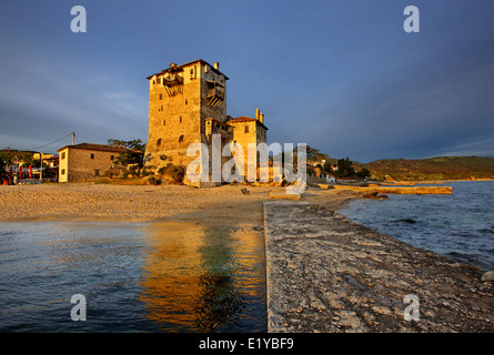 Letzten Licht des Tages auf den Turm von Ouranoupolis ("Prosphorios Turm"), Chalkidiki ("Chalkidiki"), Mazedonien, Griechenland Stockfoto