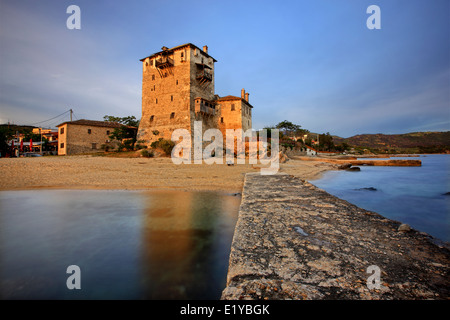 Letzten Licht des Tages auf den Turm von Ouranoupolis ("Prosphorios Turm"), Chalkidiki ("Chalkidiki"), Mazedonien, Griechenland Stockfoto