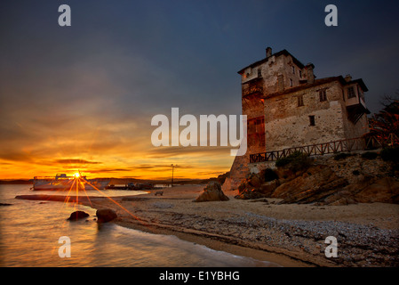 Sonnenuntergang Foto neben dem Turm Ouranoupolis ("Prosphorios Turm"), Chalkidiki ("Chalkidiki"), Mazedonien, Griechenland. Stockfoto