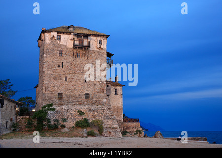 Der Turm Ouranoupolis (("Prosphorios Turm"), kurz vor der Nacht hereinbricht, Chalkidiki ("Chalkidiki"), Mazedonien, Griechenland Stockfoto