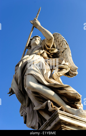 Statue des Engels mit Lanze auf Ponte Sant'Angelo in Rom mit einem klaren blauen Himmel Stockfoto