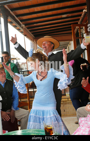 Spanierin Flamenco tanzen mit einem Mann in Südspanien Stockfoto