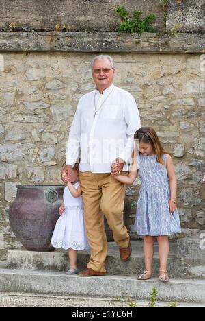 Chateau de Cayx, Cahors, Frankreich. 11. Juni 2014. Prinz Henrik von Dänemark mit Prinzessin Josephine (L) und Princess Isabella (R) während der Foto-Session mit Familienmitgliedern anlässlich seines 80. Geburtstages am Chateau de Cayx in Frankreich, 11. Juni 2014. © Dpa picture-Alliance/Alamy Live News Stockfoto