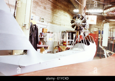 Die Curtiss P-40 Warhawk war ein einmotoriges, einsitziges Kampfflugzeug, das im Zweiten Weltkrieg berühmt wurde. Bekannt für seine robuste Bauweise und seinen leistungsstarken Motor wurde die P-40 von den Alliierten, einschließlich der USA und China, eingesetzt. Es spielte eine zentrale Rolle im pazifischen und nordafrikanischen Theater. Das Flugzeug wurde für seine unverwechselbare Nasenkunst und seine Beteiligung an Schlüsselschlachten des Krieges anerkannt. Stockfoto