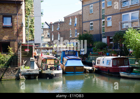 Boote und Häuser am Grand Union Canal entlang Harrow Road - London-UK Stockfoto