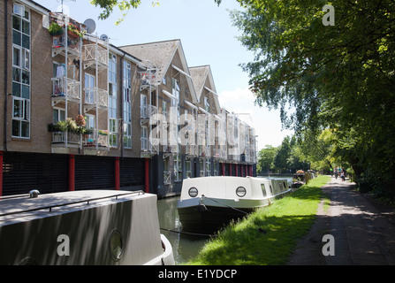 Häuser und Lastkähne am Grand Union Canal entlang Harrow Road - London-UK Stockfoto