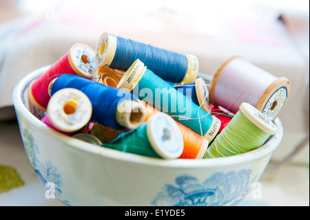 Baumwolle Rollen und Nadeln in eine Schüssel geben. Stockfoto