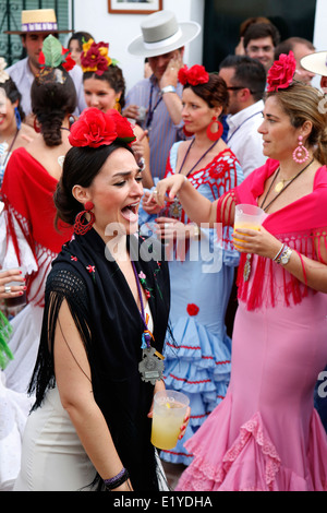 Spanische Frauen tragen Zigeunerkostüm Flamenco auf einer Party in El Rocio Stockfoto