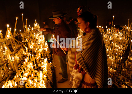 Katholische Pilger an das Dorf El Rocio Kerzen in der Kapelle der Erinnerung während der Romeria Festival in Spanien Stockfoto