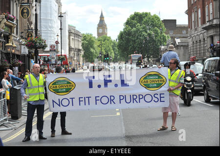 Whitehall, London, UK. 11. Juni 2014. Männer halten einen Anti TFL-Banner als Taxifahrer und Fahrer dabei das Wissen über Scooter Stadium ein Massenprotest gegen die Uber-App, füllen die Straßen, die das Zentrum von London zum Stillstand zu bringen. Bildnachweis: Matthew Chattle/Alamy Live-Nachrichten Stockfoto