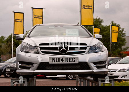 Ein nagelneues "Mercedes Benz C220 zwei Tür Coupe Auto auf dem Display an der Kingsway West Mercedes-Benz Showroom in Dundee, Großbritannien Stockfoto