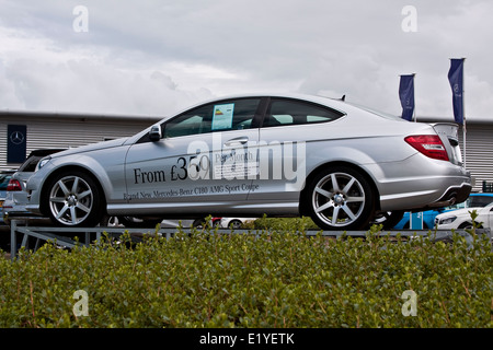 "Mercedes Benz C220 zwei Tür Coupe Neuwagen auf dem Display an der Kingsway West Mercedes-Benz Showroom in Dundee, Großbritannien Stockfoto