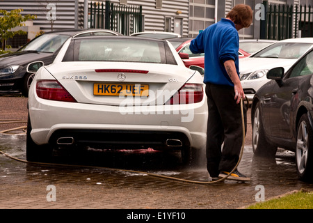 Ein neues "Kreditsektor SLK 250 CDi" Auto auf gewaschen im Kingsway West Mercedes-Benz Showroom in Dundee, Großbritannien Stockfoto