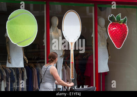 Wimbledon London, 11. Juni 2014. Geschäfte und Restaurants in Wimbledon Tennis Themen auf Windows in der Flucht, die 2014 Lawn-Tennis Championships in Wimbledon Kredit anzeigen: Amer Ghazzal/Alamy Live-Nachrichten Stockfoto