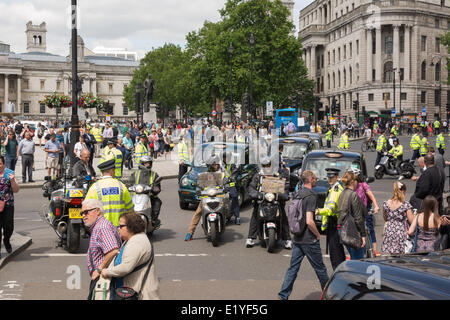 Whitehall, London, UK 11. Juni 2014. Zentrum von London ist von Tausenden von schwarzen Taxi Taxifahrer während eine Mahnwache zum Stillstand gebracht. Sie protestierten gegen die Einführung von rivalisierenden Taxiservice Uber, die Benutzern erlaubt, bestellen Sie ein Taxi mit dem Tarif von GPS berechnet wird. Traditionelle Taxifahrer sagen, das effektiv ein Taxameter, welche nur Taxis gesetzlich berechtigt sind, in die Hauptstadt. Bildnachweis: Patricia Phillips/Alamy Live-Nachrichten Stockfoto