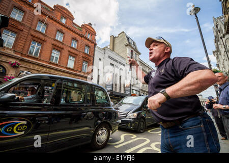 London, UK. 11. Juni 2014. Taxi-Fahrer Protest gegen Uber app im zentralen London Credit: Guy Corbishley/Alamy Live News Stockfoto