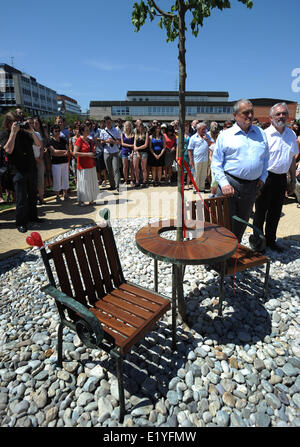 JU Rektor Libor Grubhoffer (rechts) und TOP 09 Führer und ehemaliger Bundeskanzler der Präsident Havel Karel Schwarzenberg im Bild bei der Enthüllung der Vaclav Havel Bank in Ceske Budejovice, Tschechische Republik, 11. Juni 2014. Vaclav Havel Bank, zum Gedenken an den ersten tschechoslowakischen Post-kommunistischen Präsidenten Vaclav Havel, wurde enthüllt einen Ort zu dienen, sich zu erholen und um ihn auf dem Campus der Südböhmischen Universität České Budějovice zu erinnern. Ähnlich wie "Havels Orte" gibt es in Washington, Dublin und Barcelona. Architekt, Designer und Havels Freund Borek Sipek erstellt eine öffentliche Artefakt Stockfoto