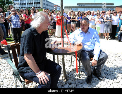 Borek Sipek (links) und TOP 09 Führer und ehemaliger Kanzler der Präsident Havel Karel Schwarzenberg Chat bei der Enthüllung der Vaclav Havel Bank in Ceske Budejovice, Tschechische Republik, 11. Juni 2014 Architekt. Vaclav Havel Bank, zum Gedenken an den ersten tschechoslowakischen Post-kommunistischen Präsidenten Vaclav Havel, wurde enthüllt einen Ort zu dienen, sich zu erholen und um ihn auf dem Campus der Südböhmischen Universität České Budějovice zu erinnern. Ähnlich wie "Havels Orte" gibt es in Washington, Dublin und Barcelona. Architekt, Designer und Havels Freund Borek Sipek erstellt eine öffentliche Artefakt inspiriert Stockfoto