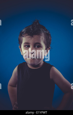 Junge mit slicked zurück Haar, lustige und ausdrucksstarke Stockfoto