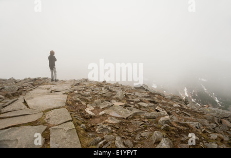 Frau im Nebel am Gipfel Babia Gora oder Diablak genannt Stockfoto