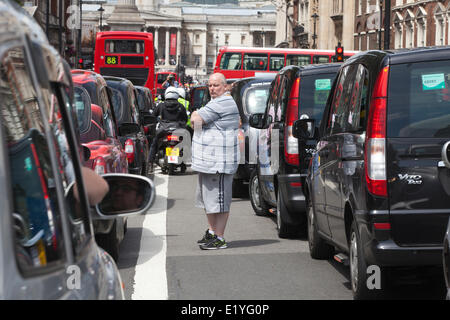 Whitehall, London, UK. 11. Juni 2014.  Fahrer von schwarzen Londoner Taxis bringen Verkehr zum Stillstand in der Umgebung von Trafalgar Square, die Houses of Parliament und Regierung Gebäude in Whitehall an einer Protestkundgebung gegen den Uber app-basierten Service Credit: Clickpics/Alamy Live News Stockfoto