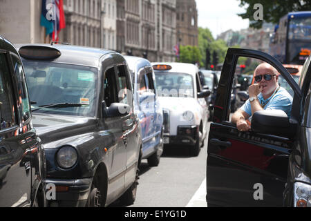 Whitehall, London, UK. 11. Juni 2014.  Fahrer von schwarzen Londoner Taxis bringen Verkehr zum Stillstand in der Umgebung von Trafalgar Square, die Houses of Parliament und Regierung Gebäude in Whitehall an einer Protestkundgebung gegen den Uber app-basierten Service Credit: Clickpics/Alamy Live News Stockfoto