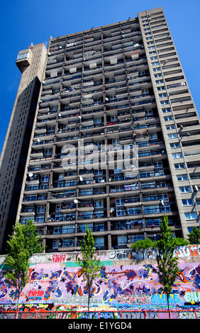 Trellick Tower, North Kensington, London entworfen von Erno Goldfinger Stockfoto