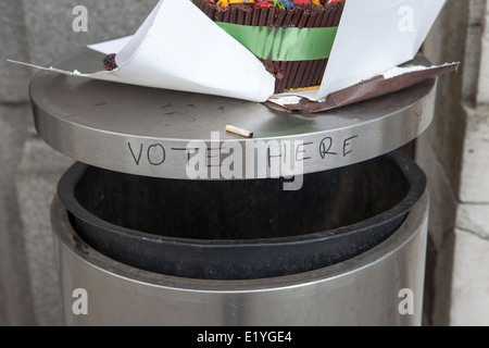 Abstimmung Here  komisch Graffiti auf Mülleimer in zentralen Manchester, UK Stockfoto