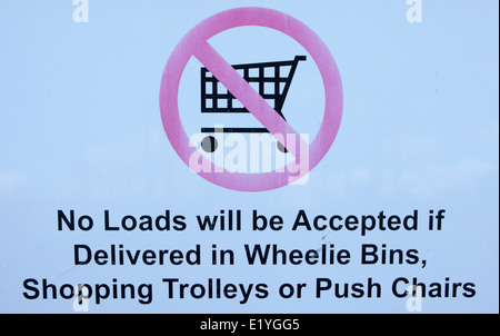 Keine Lasten akzeptiert, wenn im Wheelie Lagerplätze, Shopping Trolleys geliefert oder Push-Stühle - A recycling Einschränkungen beachten. Stockfoto