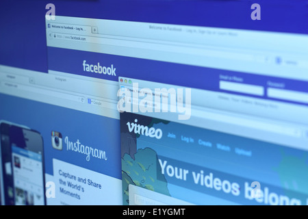 Foto von Facebook, Instagram und Vimeo Homepage auf einem Bildschirm, dort sind berühmte Websitein der Welt Stockfoto