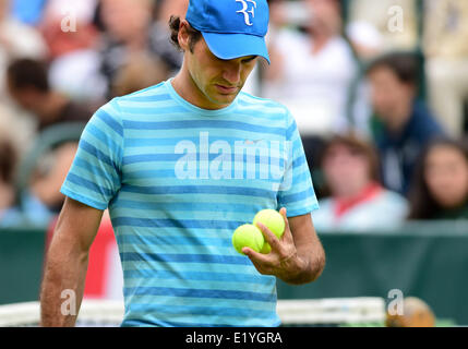 Halle, Westfalen, Deutschland. 11. Juni 2014. Roger Federer der Schweiz in Aktion während einer Trainingseinheit auf der ATP-Tennisturnier in Halle (Westfalen), Deutschland, 11. Juni 2014. Foto: CHRISTIAN WEISCHE/Dpa/Alamy Live News Stockfoto