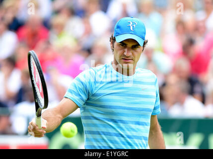 Halle, Westfalen, Deutschland. 11. Juni 2014. Roger Federer der Schweiz in Aktion während einer Trainingseinheit auf der ATP-Tennisturnier in Halle (Westfalen), Deutschland, 11. Juni 2014. Foto: CHRISTIAN WEISCHE/Dpa/Alamy Live News Stockfoto