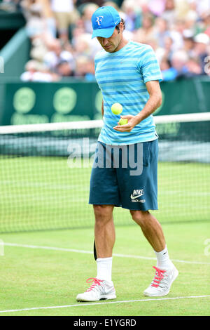 Halle, Westfalen, Deutschland. 11. Juni 2014. Roger Federer der Schweiz in Aktion während einer Trainingseinheit auf der ATP-Tennisturnier in Halle (Westfalen), Deutschland, 11. Juni 2014. Foto: CHRISTIAN WEISCHE/Dpa/Alamy Live News Stockfoto