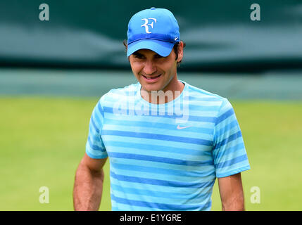 Halle, Westfalen, Deutschland. 11. Juni 2014. Roger Federer der Schweiz in Aktion während einer Trainingseinheit auf der ATP-Tennisturnier in Halle (Westfalen), Deutschland, 11. Juni 2014. Foto: CHRISTIAN WEISCHE/Dpa/Alamy Live News Stockfoto