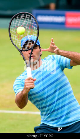 Halle, Westfalen, Deutschland. 11. Juni 2014. Roger Federer der Schweiz in Aktion während einer Trainingseinheit auf der ATP-Tennisturnier in Halle (Westfalen), Deutschland, 11. Juni 2014. Foto: CHRISTIAN WEISCHE/Dpa/Alamy Live News Stockfoto