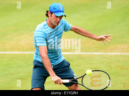 Halle, Westfalen, Deutschland. 11. Juni 2014. Roger Federer der Schweiz in Aktion während einer Trainingseinheit auf der ATP-Tennisturnier in Halle (Westfalen), Deutschland, 11. Juni 2014. Foto: CHRISTIAN WEISCHE/Dpa/Alamy Live News Stockfoto