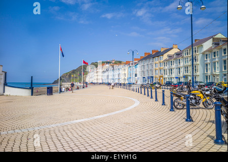 Blick Richtung Norden entlang der neu renovierten Promenade in Aberystwyth Ceredigion in Richtung Constitution Hill, Meer hotels Stockfoto