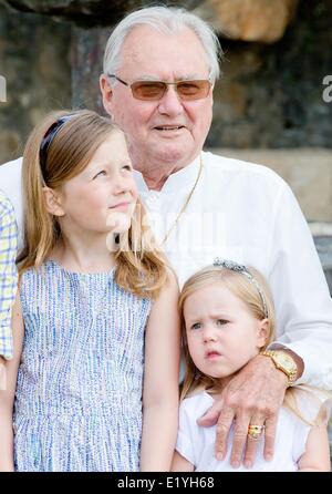 Prinz Henrik von Dänemark mit Princess Josephine (R) und Prinzessin Isabella (L) während der Foto-Session mit Familienmitgliedern anlässlich seines 80. Geburtstages am Chateau de Cayx in Frankreich, 11. Juni 2014. Foto: Patrick van Katwijk /NETHERLANDS OUT / NO WIRE SERVICE Stockfoto