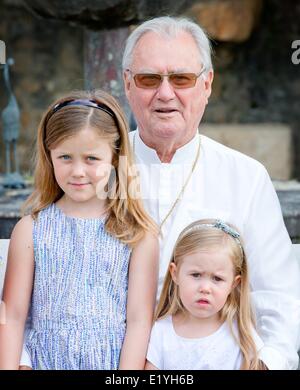 Prinz Henrik von Dänemark mit Princess Josephine (R) und Prinzessin Isabella (L) während der Foto-Session mit Familienmitgliedern anlässlich seines 80. Geburtstages am Chateau de Cayx in Frankreich, 11. Juni 2014. Foto: Patrick van Katwijk /NETHERLANDS OUT / NO WIRE SERVICE Stockfoto